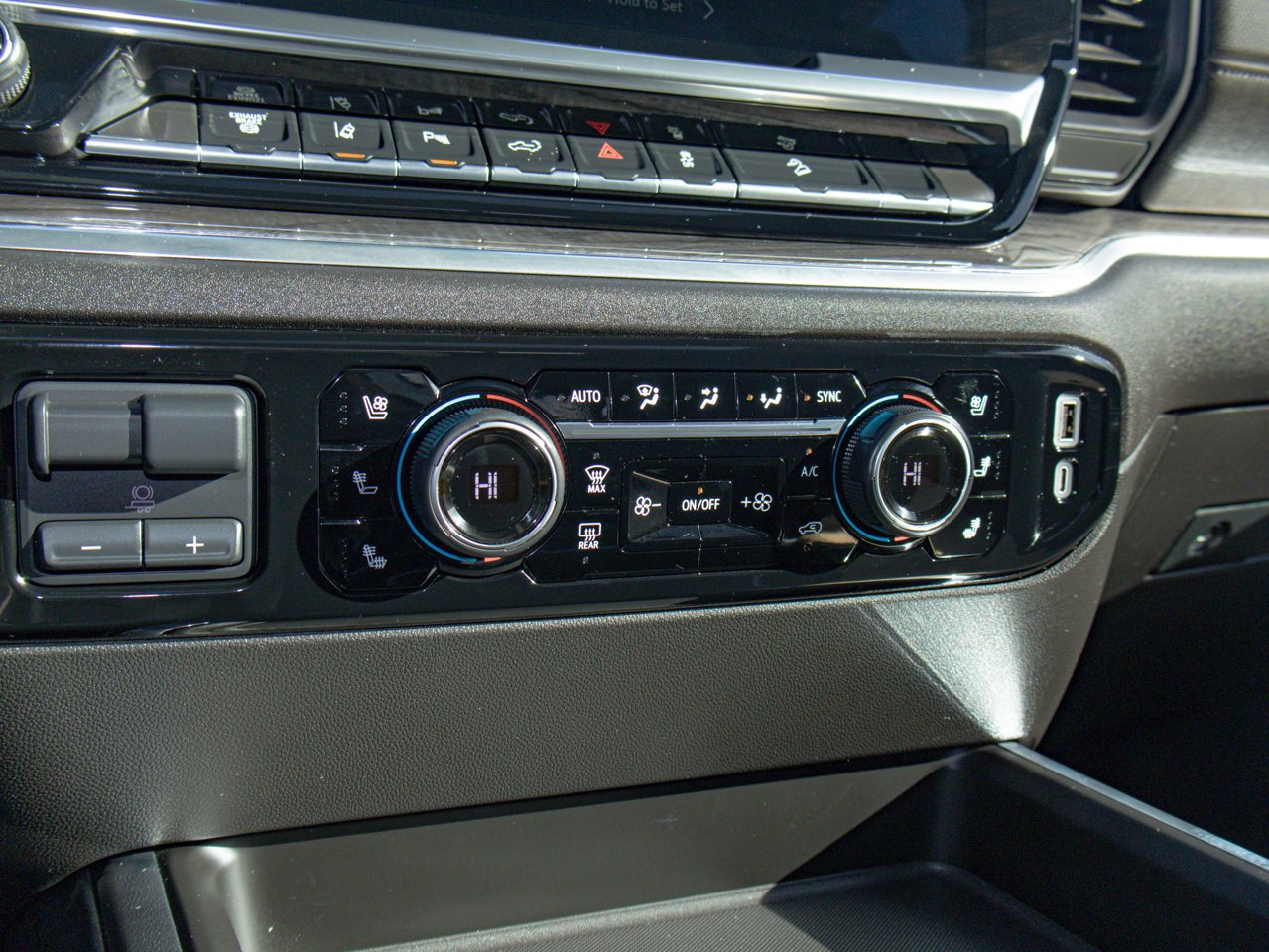 2024 Chevrolet Silverado 3500HD 4WD Crew Cab 159 LTZ White Sherwood Park - photo #31