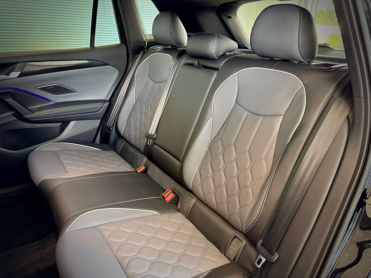 2026 Volkswagen Tiguan Black Notre-Dame-des-Prairies - photo #12