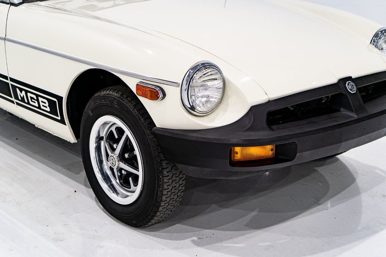 MG B Beautifully presented from former complete restoration 1979 Blanc Montréal - photo #3