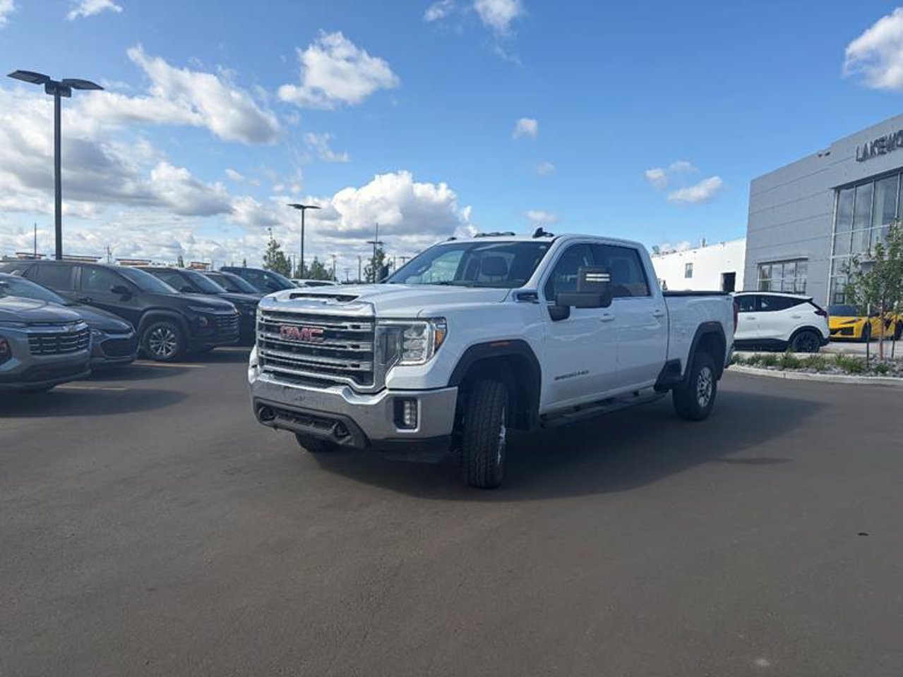 2023 GMC Sierra 2500HD 4WD Crew Cab 159 SLE White Sherwood Park - photo #2