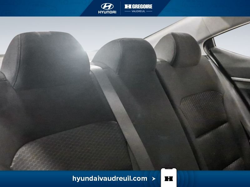 Hyundai Elantra YR839 | Preferred Auto 2019 Argent Laval - photo #30