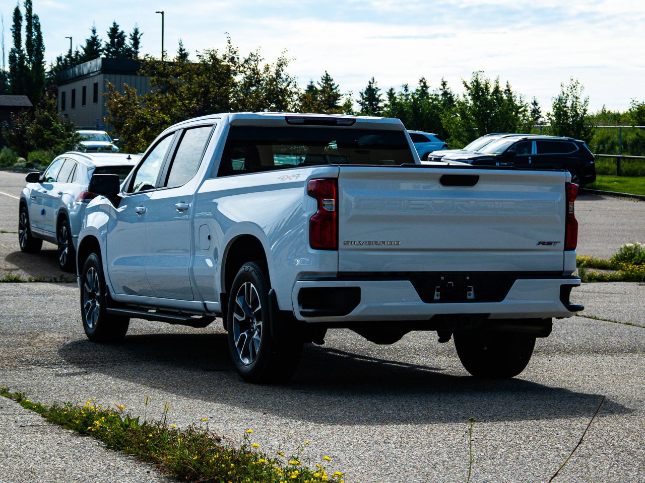 2024 Chevrolet Silverado 1500 4WD Crew Cab 147 RST White Sherwood Park - photo #10