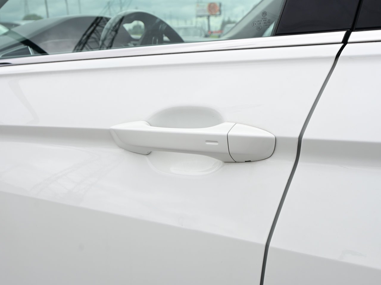 2018 Volkswagen Tiguan Highline 4MOTION White Sherwood Park - photo #7