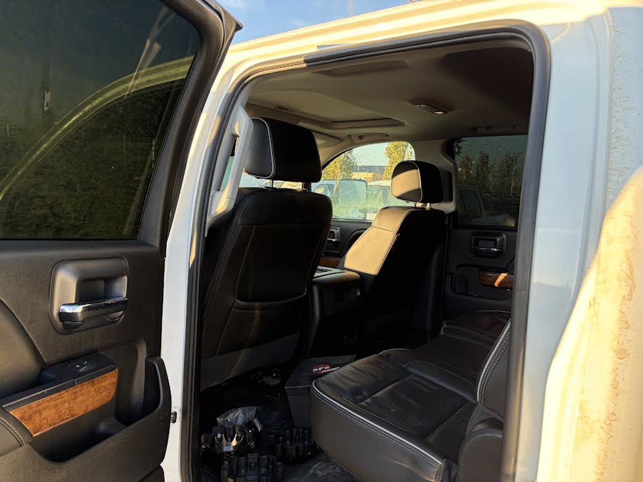 2017 Chevrolet Silverado 2500HD 4WD Crew Cab 153 High Country White Sherwood Park - photo #5