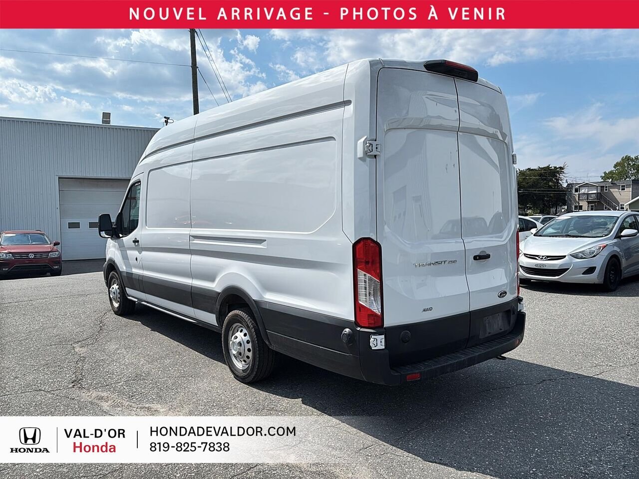 Ford Transit fourgon utilitaire T-250 EL TI toit surélevé 148 po PNBV de 9 070 lb 2025 Blanc Val-d'Or - photo #3