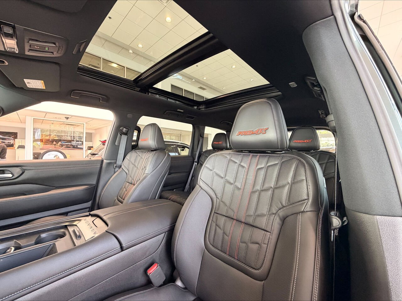 NISSAN Armada ARMADA PRO-4X 2026 Noir intense/Gris alpin Châteauguay - photo #8