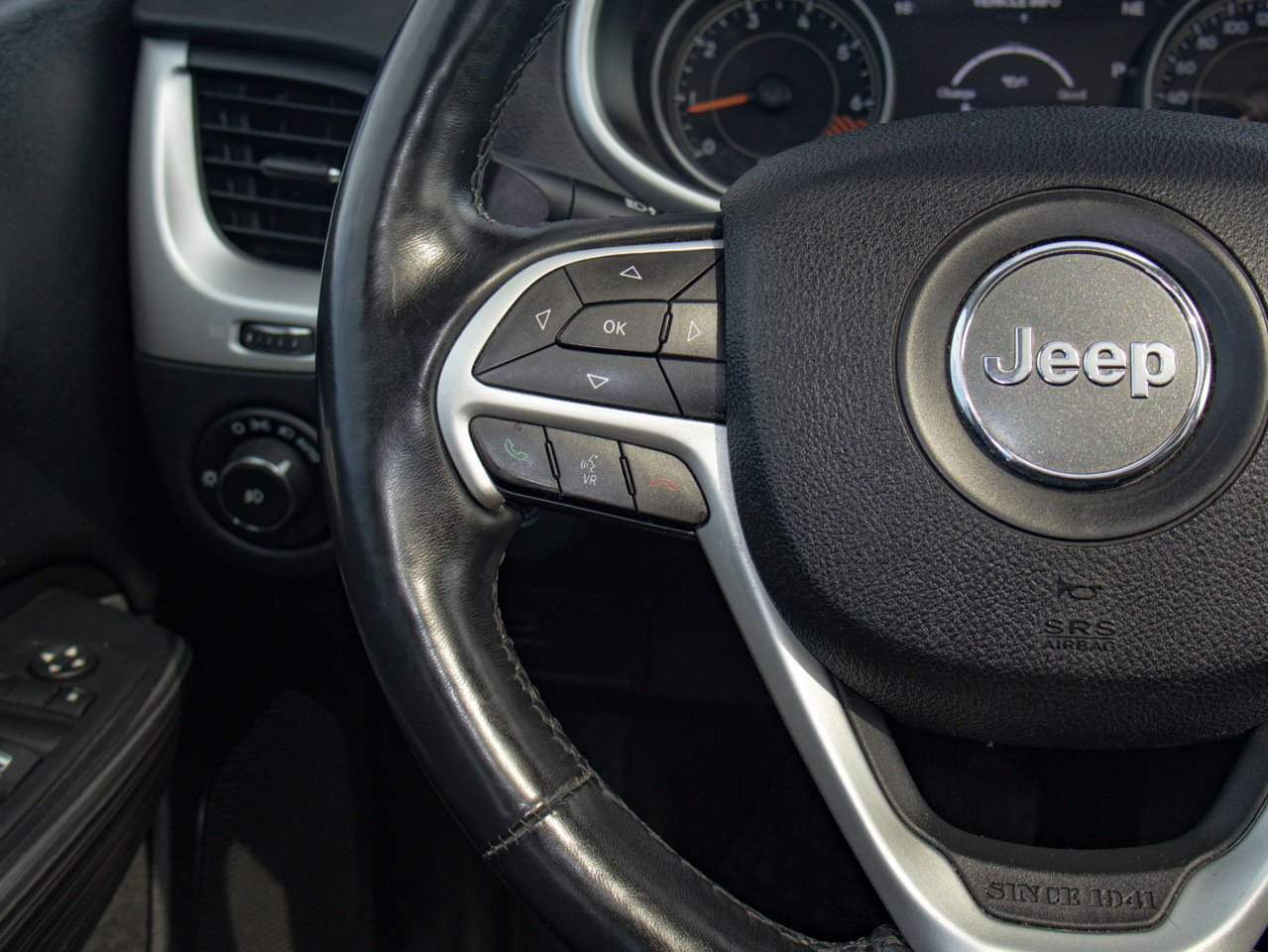 2015 Jeep Cherokee 4WD 4dr Trailhawk gray Sherwood Park - photo #22