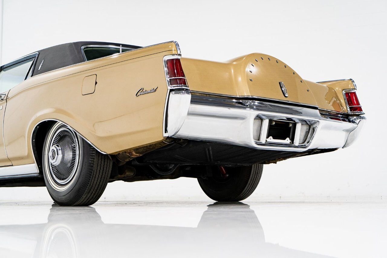Lincoln Continental Only 687 miles from new. Unrestored example **PRICE IN USD** 1969 Or Montréal - photo #26