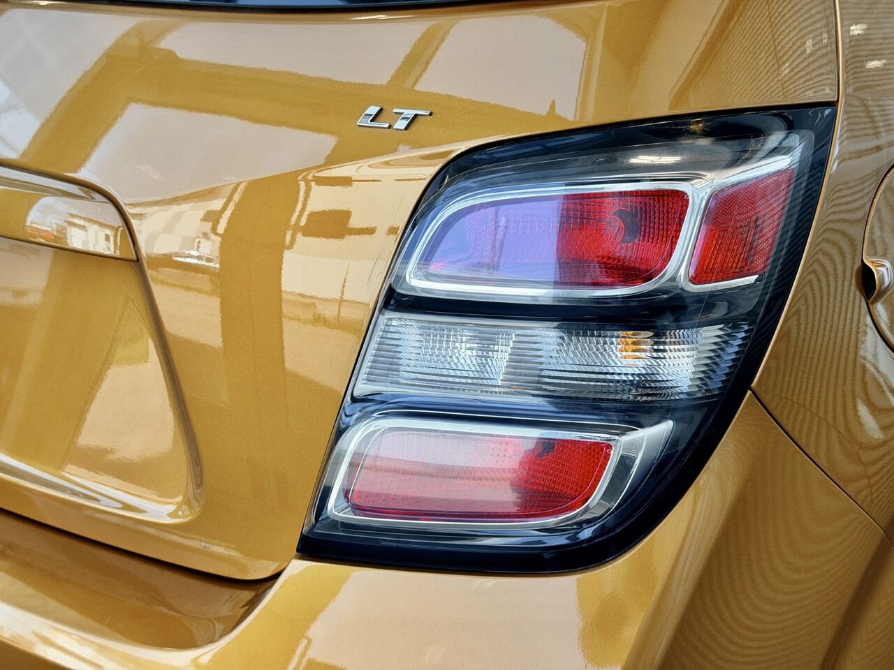 2017 Chevrolet Sonic Orange Notre-Dame-des-Prairies - photo #11