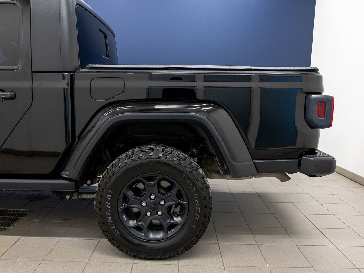 Jeep Gladiator WILLYS CREW 4X4 V6 *NAV* TOIT DUR CARPLAY BEDLINER 2023 Noir Saint-Jérôme - photo #26