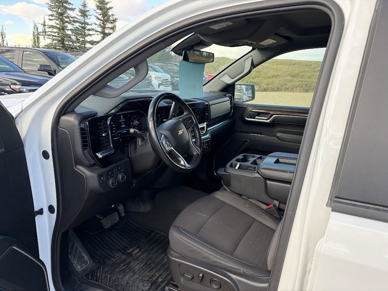 2025 Chevrolet Silverado 1500 4WD Crew Cab 147 LT White Sherwood Park - photo #6