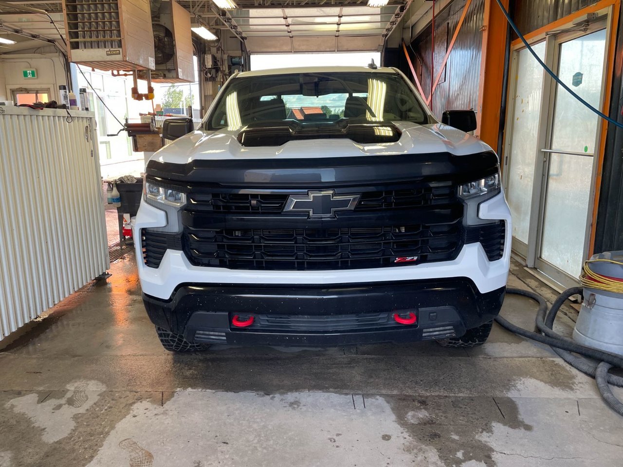 Chevrolet Silverado 1500 LT TRAIL BOSS CREW 4X4 V8 *NAV* SIÈGES CHAUFF BED 2023 Blanc Saint-Jérôme - photo #4