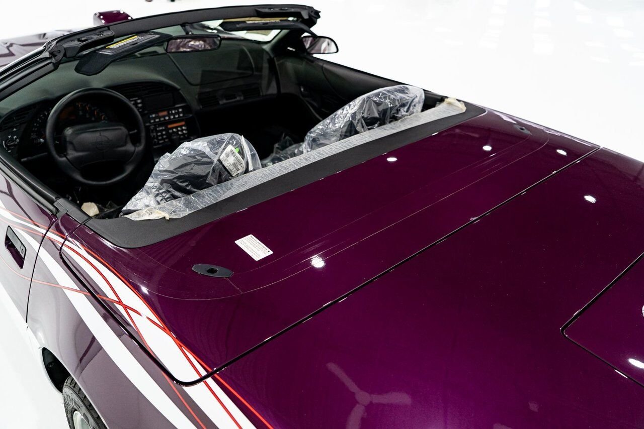 1995 Chevrolet Corvette *PRIX EN USD* RPO Z4Z PACE CAR PRESENTED IN DELIVERY PACKAGING WITH ONLY 192MILES (307KM) FROM NEW White Montreal - photo #54