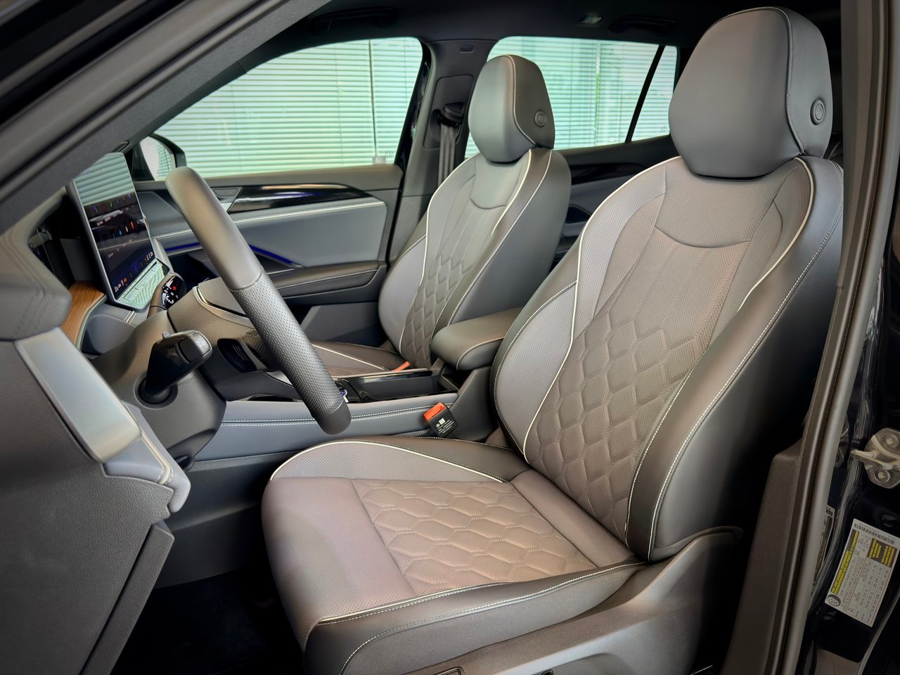 2026 Volkswagen Tiguan Black Notre-Dame-des-Prairies - photo #10