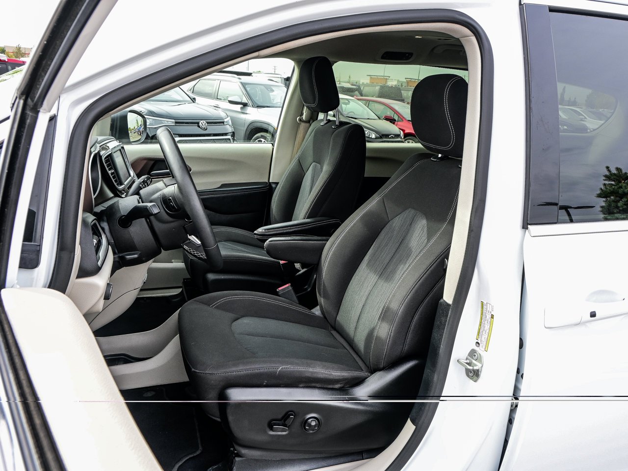 2024 Chrysler Grand Caravan SXT 2WD White Sherwood Park - photo #15