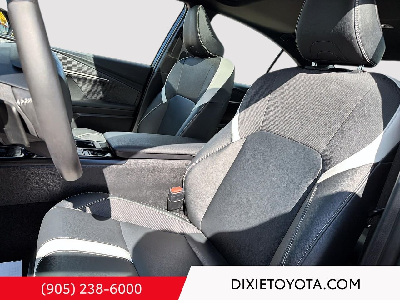 2025 Toyota Camry HYBRID SE UPGRADE AWD / CLEAN CARFAX / HEATED SEATS / MOONROOF / CARPLAY AND ANDROID AUTO Black Mississauga - photo #8