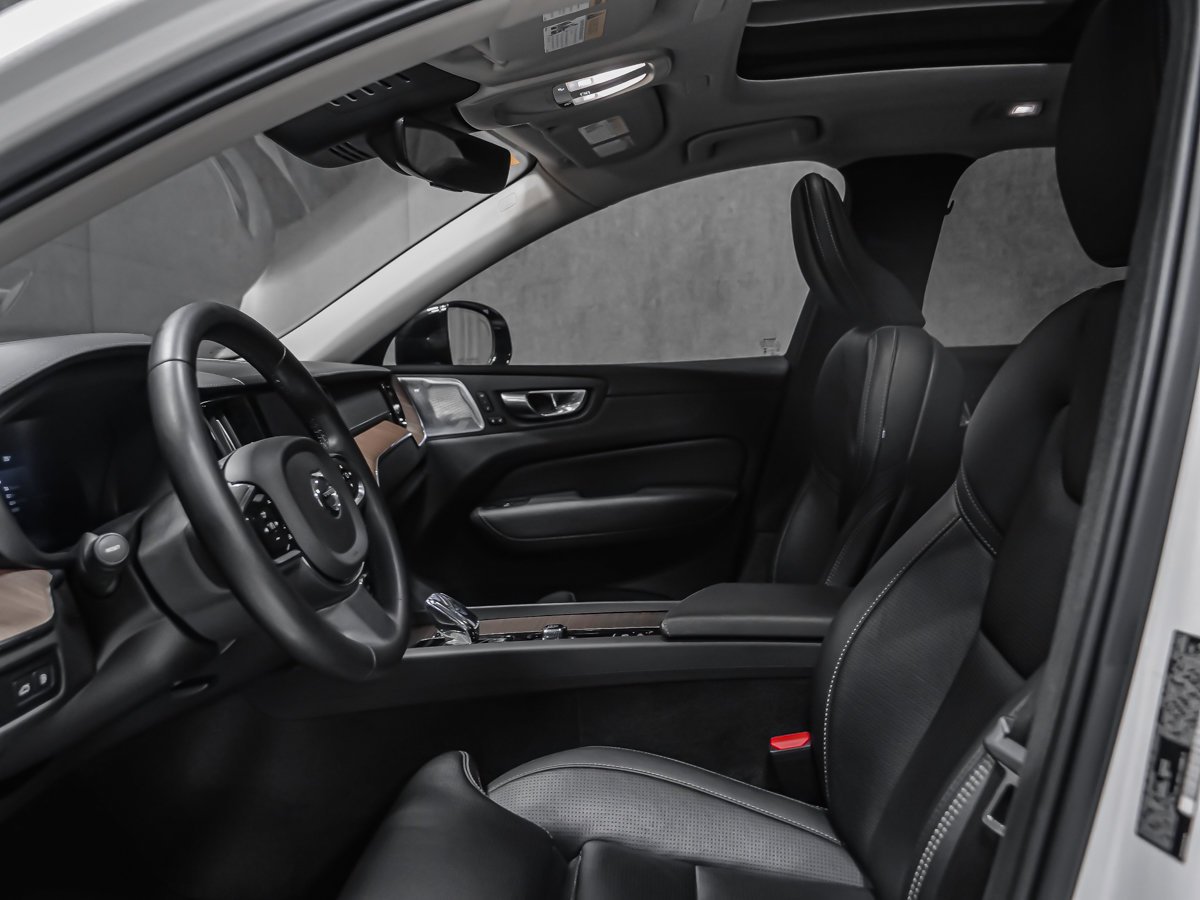 2023 Volvo XC60 Recharge T8 ULTIMATE DARK White Montreal - photo #11