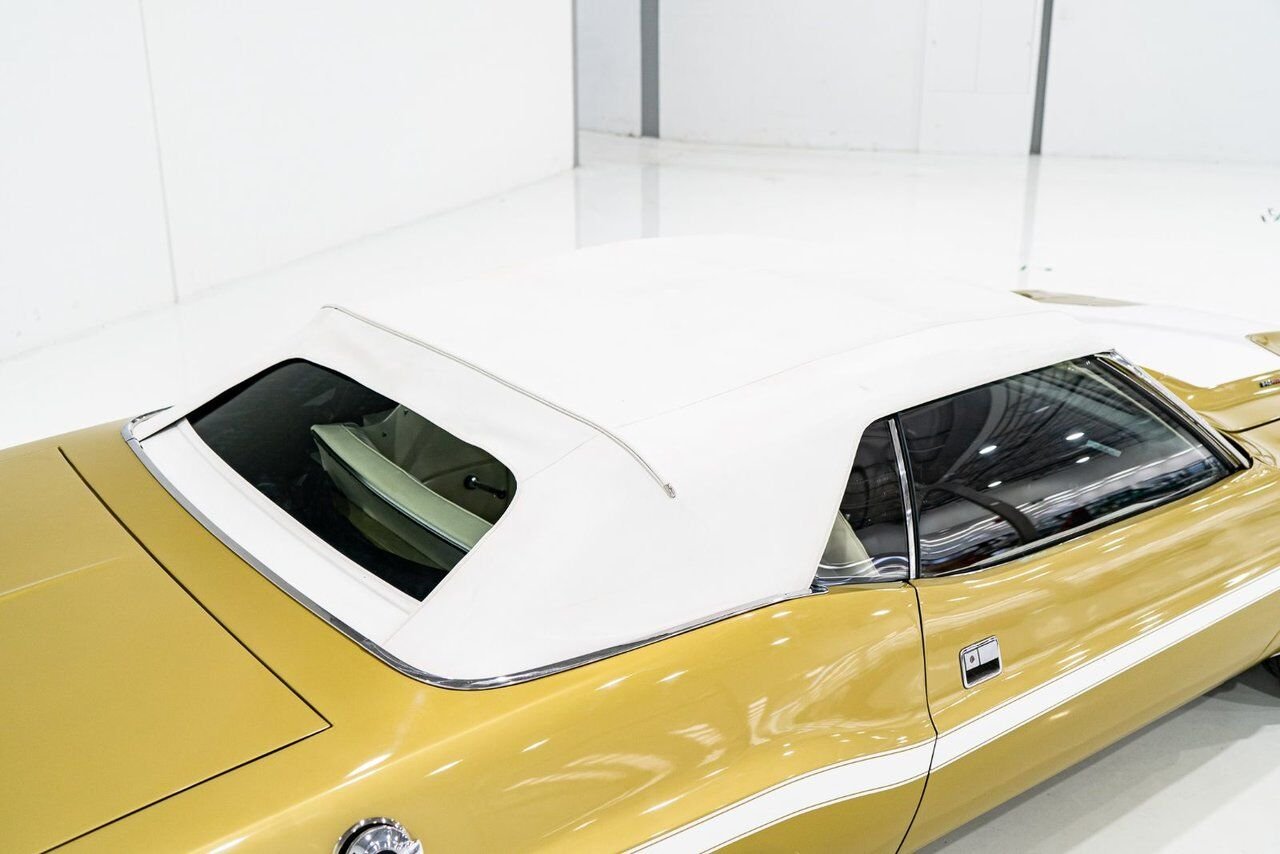 1971 Dodge Challenger *PRIX EN USD* Convertible Fully restored to desirable specifications Gold Montreal - photo #5