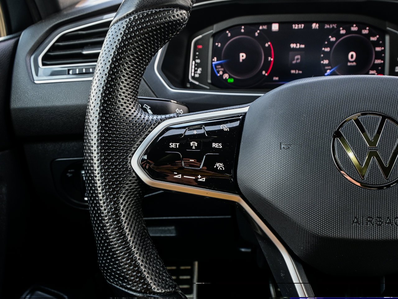 2024 Volkswagen Tiguan Highline R-Line 4MOTION Grey Sherwood Park - photo #23