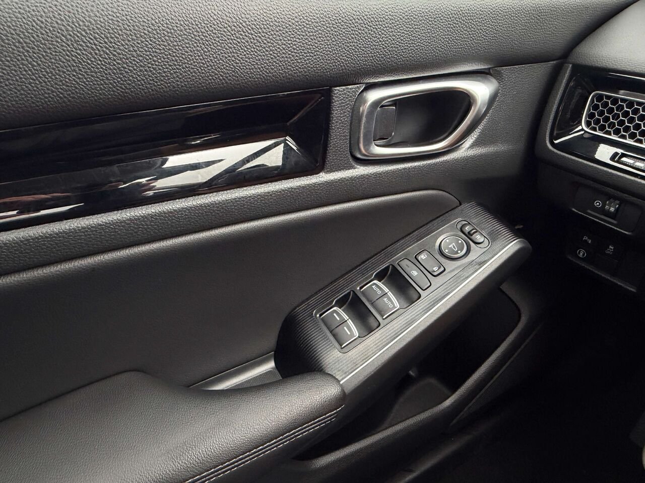 Honda Civic Touring 2023 Noir Gatineau - photo #8