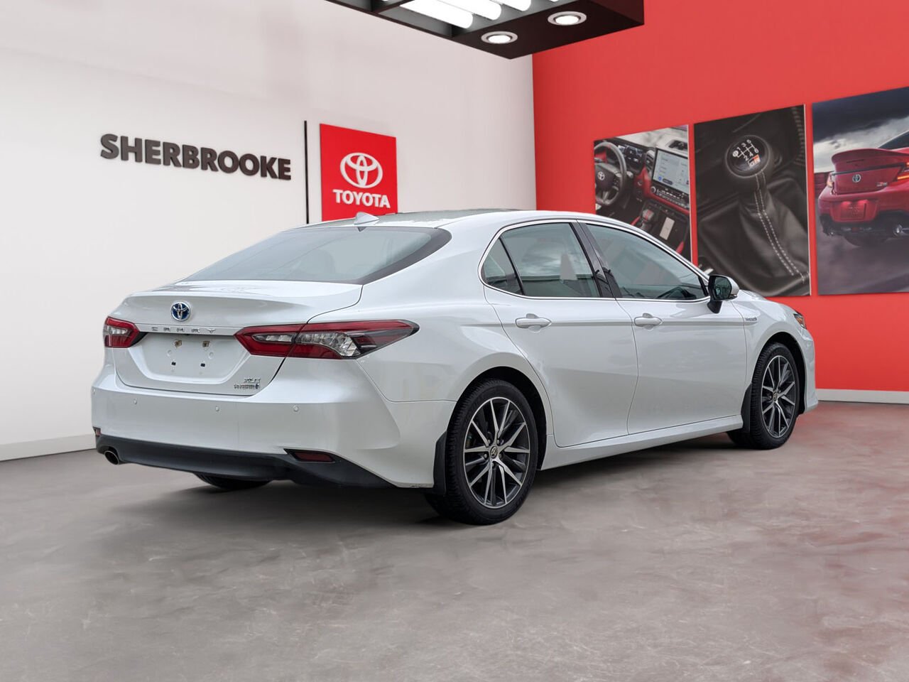 Toyota Camry Hybride XLE/SIÈGES CHAUFFANTS ET VENTILLÉS/TOIT OUVRANT/VOLANT CHAUFFANT/SIÈGES EN CUIR/BLUETOOTH/AC 2021 Blanc Sherbrooke - photo #3