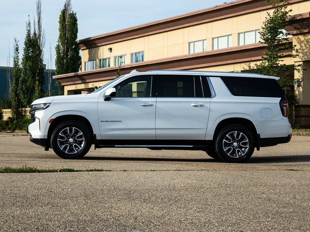 2023 Chevrolet Suburban 4WD 4dr LS White Sherwood Park - photo #10