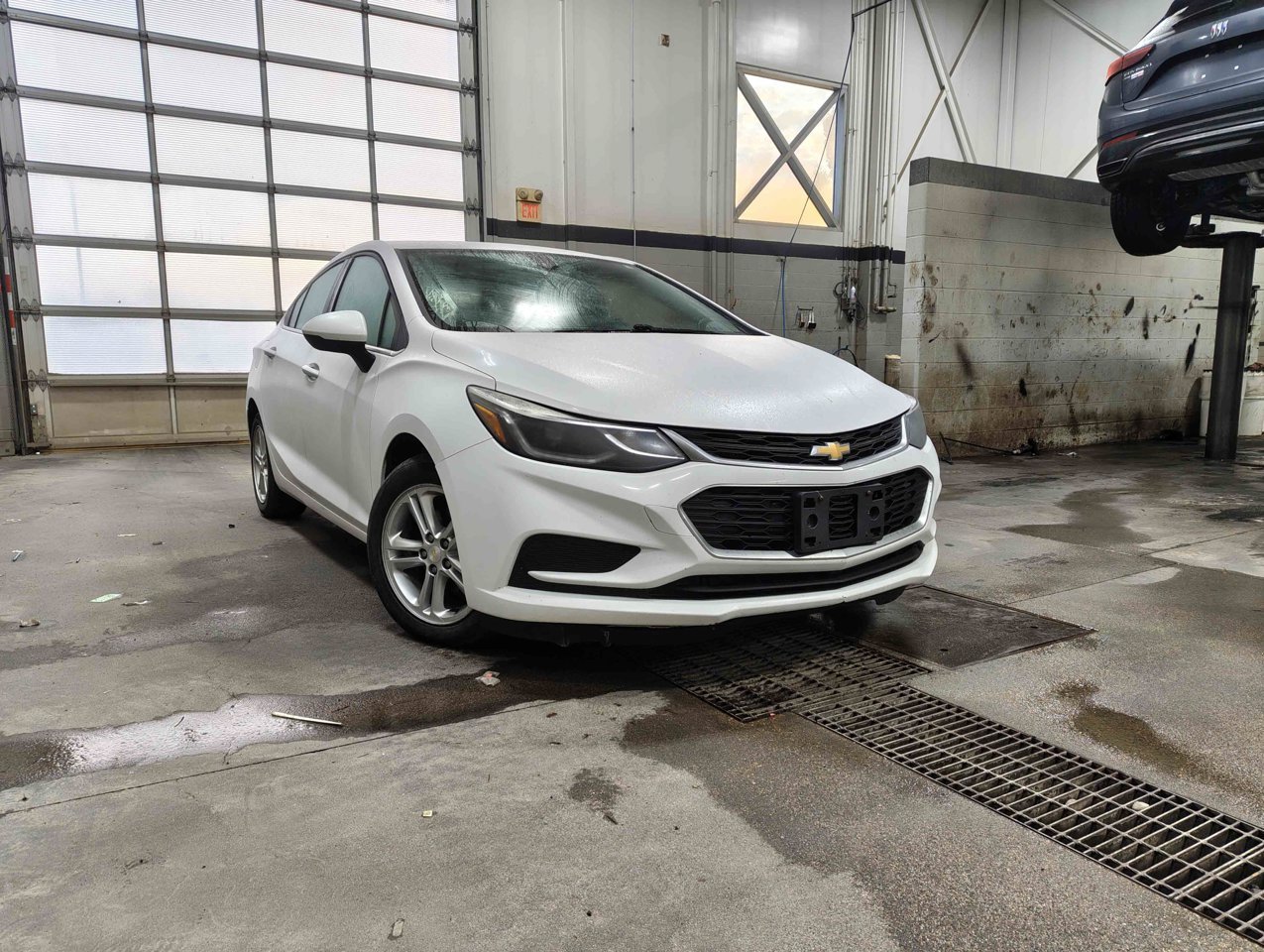 2017 Chevrolet Cruze 4dr Sdn 1.6L LT w/1SH White Sherwood Park - photo #1