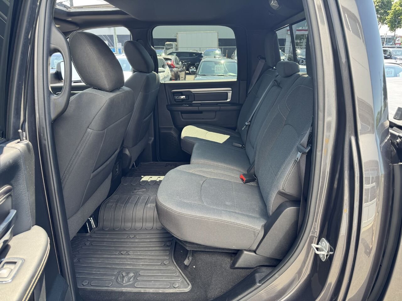 2023 Ram 1500 Classic Grey Saint-Eustache - photo #6