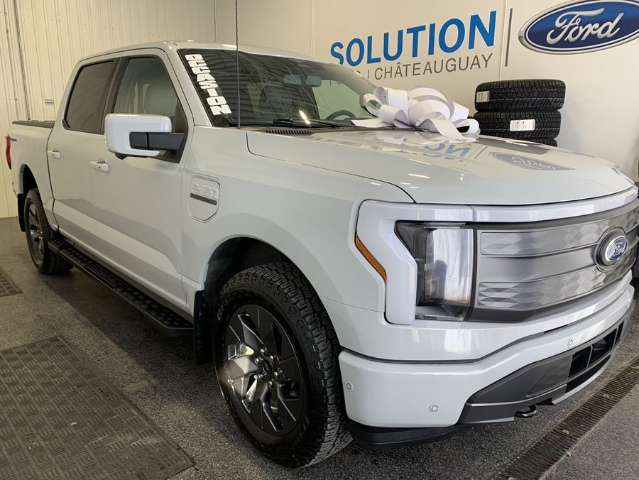 Ford F-150 Lightning LARIAT LARIAT cabine SuperCrew 4RM caisse de 5,5 pi 2023 Gris
