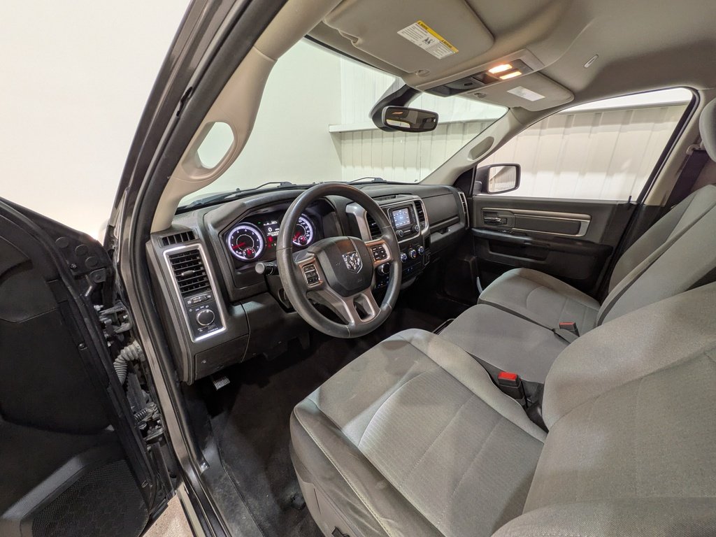 2023 Ram 1500 Classic SLT 4x4 Crew Cab 5'7" Box Grey Val-David - photo #8