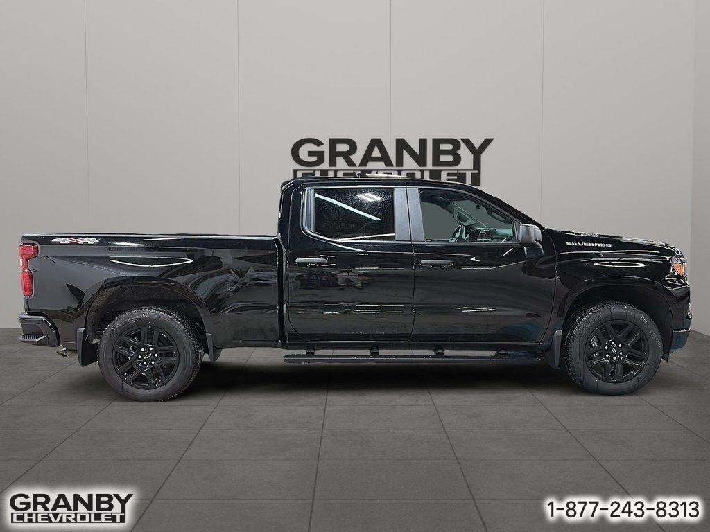 CHEVROLET Silverado 1500 K1500 SILVERADO CREW CAB CUSTOM STD/BOX (1CX) | E26-0983 2026 NOIR Granby - photo #3