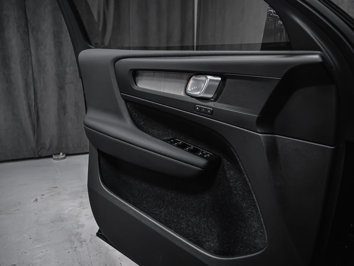2025 Volvo XC40 B5 CORE BRIGHT CLIMATE Black Montreal - photo #8