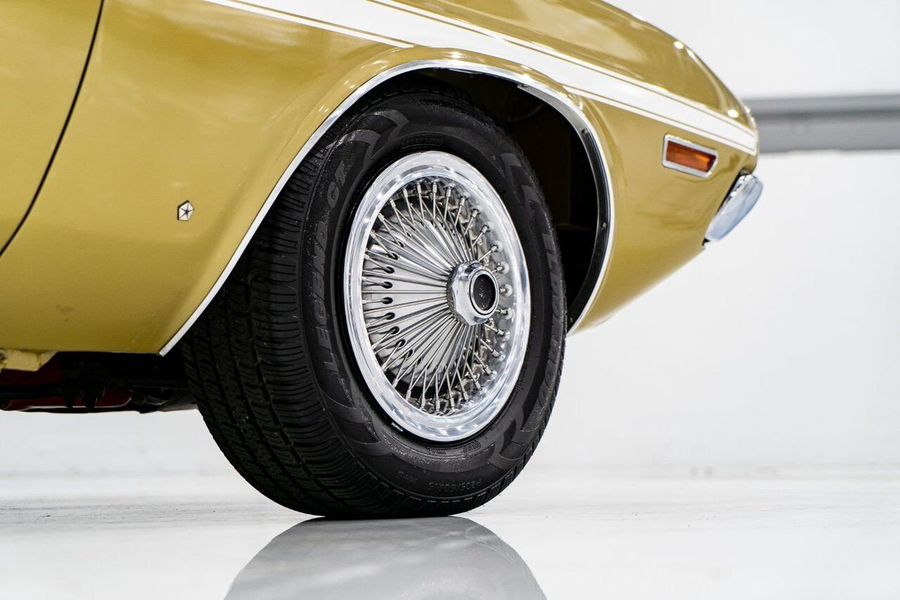1971 Dodge Challenger *PRIX EN USD* Convertible Fully restored to desirable specifications Gold Montreal - photo #52