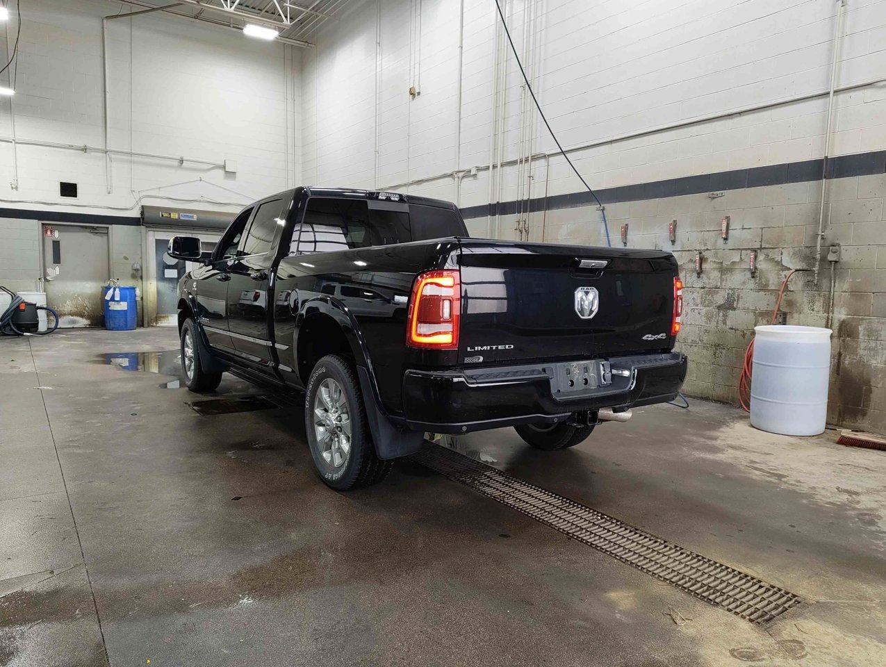 2022 Ram 3500 Limited 4x4 Crew Cab 6'4 Box Black Sherwood Park - photo #4