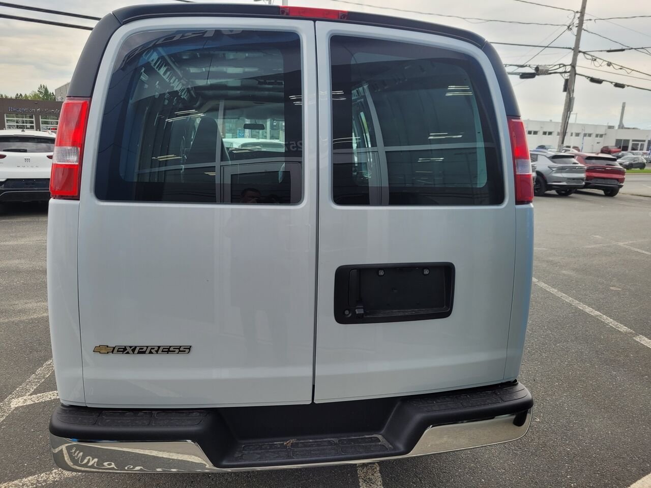 Chevrolet Fourgonnette Express utilitaire Traction arrière 2500 155 po 2025 BLANC SOMMET Thetford Mines - photo #3