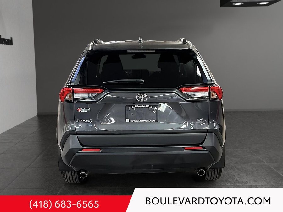 Toyota RAV4 LE 2021 Gris