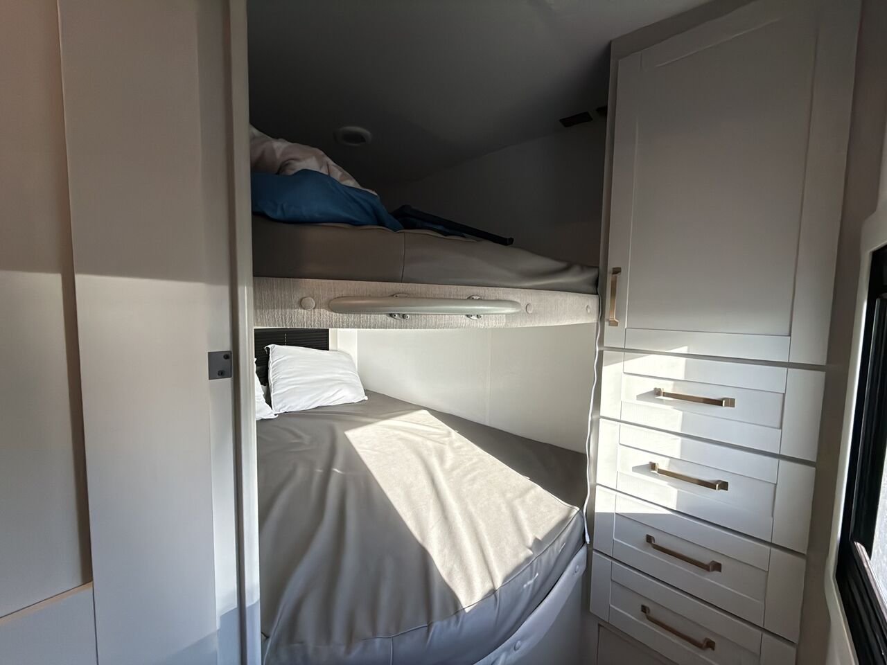 2025 BRINKLEY Z295 | ACCOMODATION White Granby - photo #23