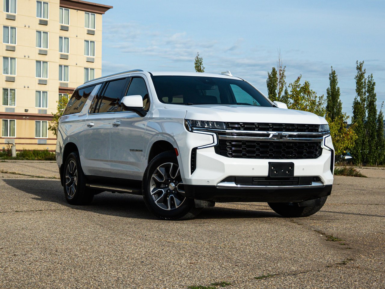 2023 Chevrolet Suburban 4WD 4dr LS White Sherwood Park - photo #1