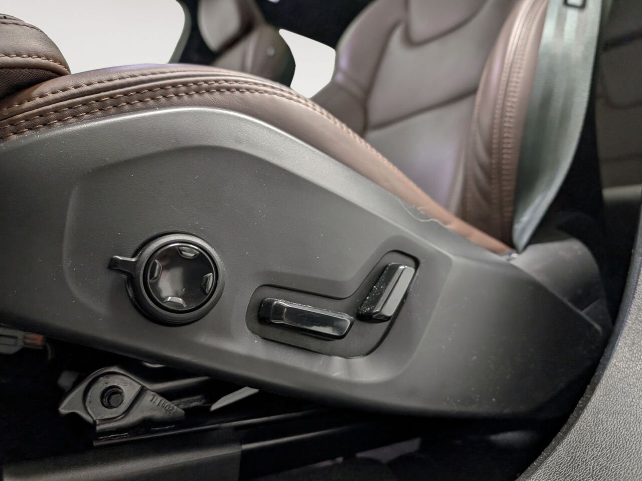 2023 VOLVO XC60 Ultimate Bright Theme AWD Toit Pano Sièges Chauffants Grey Sherbrooke - photo #9