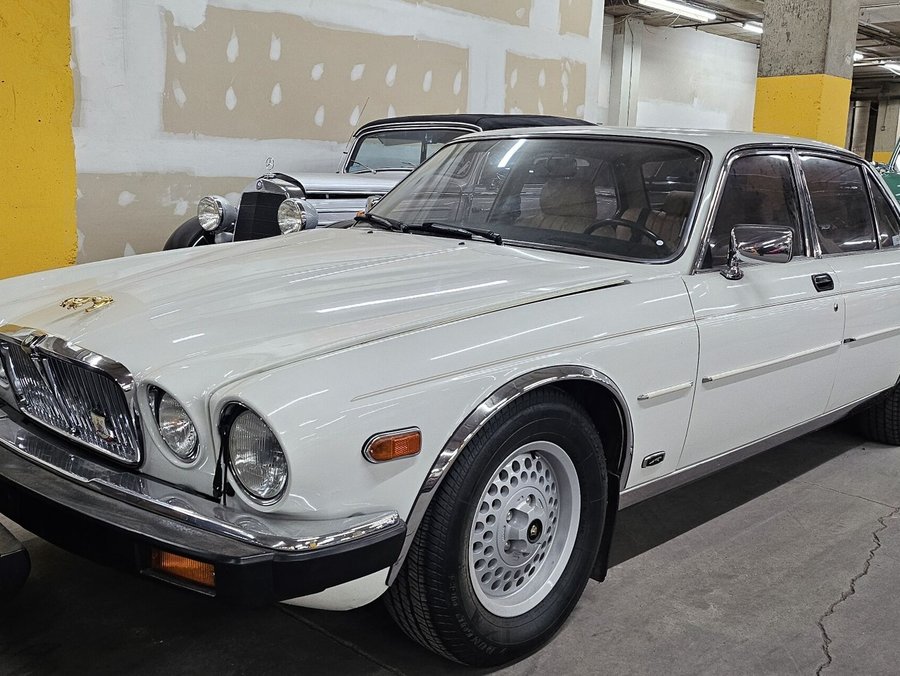 1989 Jaguar XJ12 1989 White