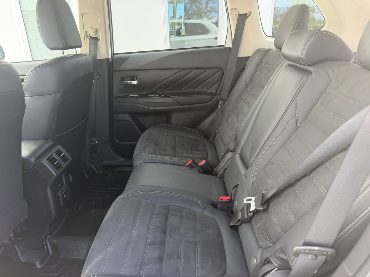 2020 Mitsubishi Outlander Plug-In Hybrid SE S-AWC Silver Laval - photo #17
