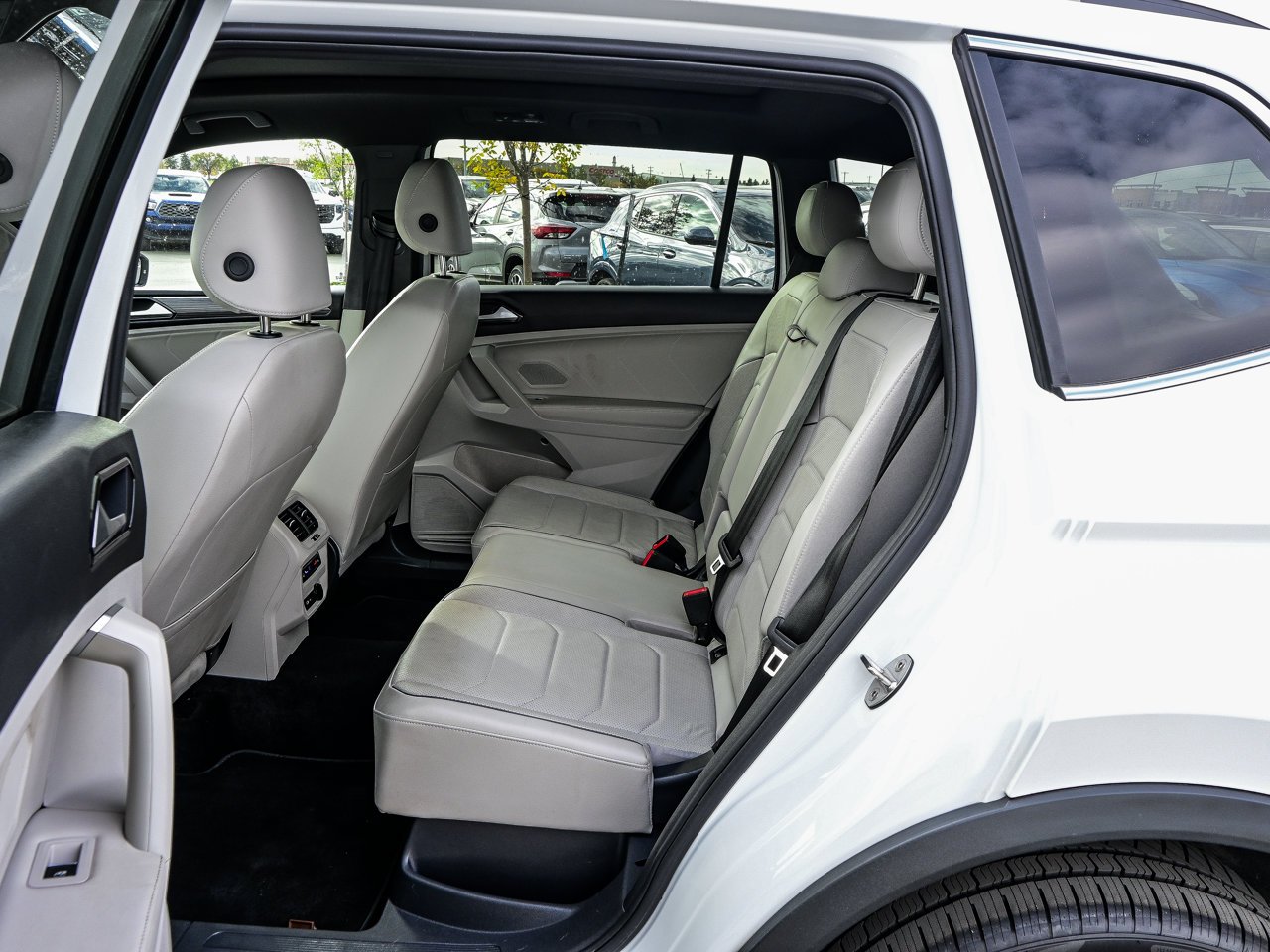2024 Volkswagen Tiguan Highline R-Line 4MOTION White Sherwood Park - photo #33