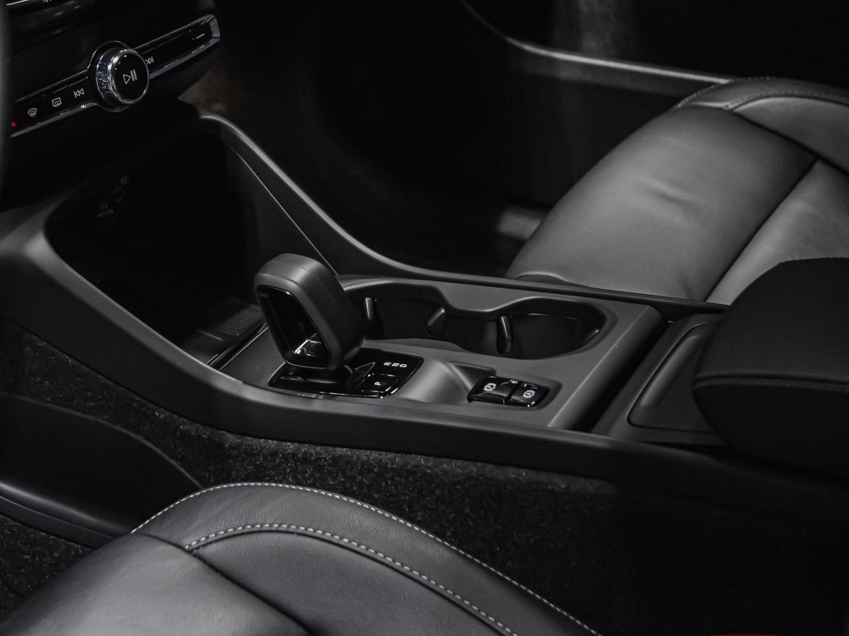 2025 Volvo XC40 B5 CORE BRIGHT CLIMATE Black Montreal - photo #6