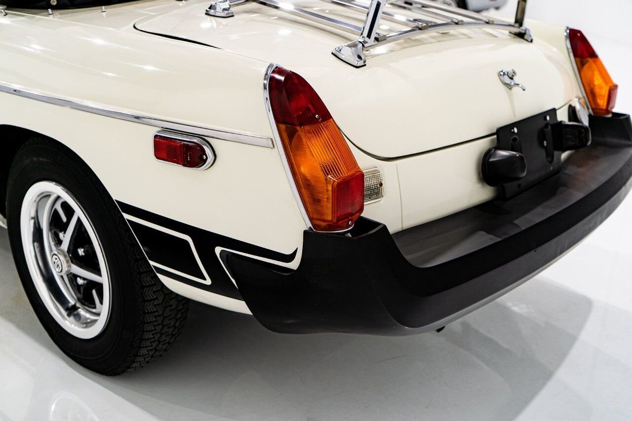 MG B Beautifully presented from former complete restoration 1979 Blanc Montréal - photo #50