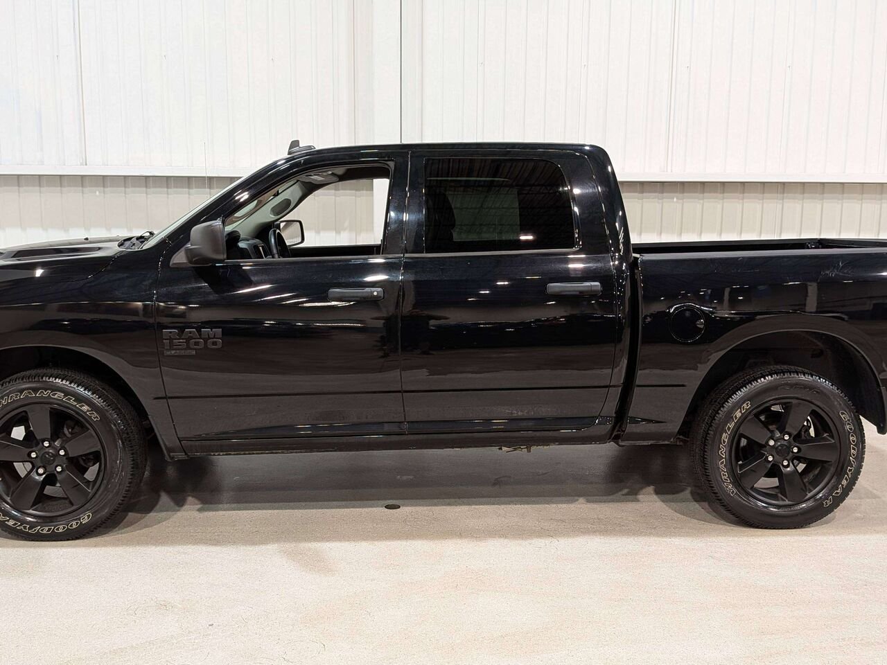 2021 Ram 1500 Classic Express 4x4 Crew Cab 5'7" Box Black Val-David - photo #5