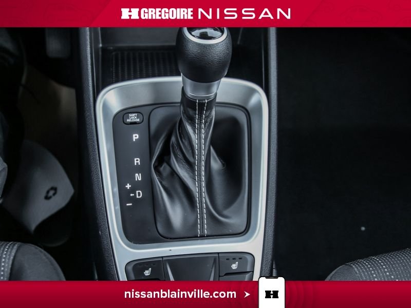 2021 Hyundai Venue White Laval - photo #18
