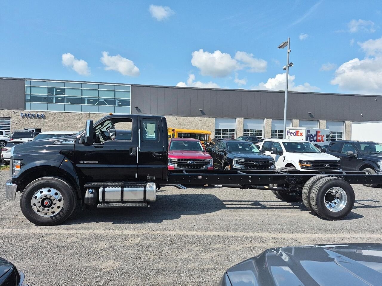 2027 Ford Super Duty F-650 Straight Frame Agate Black Saint-Jérôme - photo #2