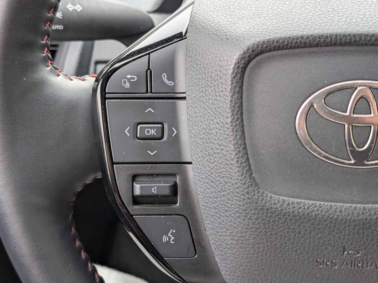 Toyota Prius Prime SE/SIÈGES CHAUFFANTS/VOLANT CHAUFFANT/AC/BLUETOOTH/CAMERA DE RECUL 2023 Blanc Sherbrooke - photo #15