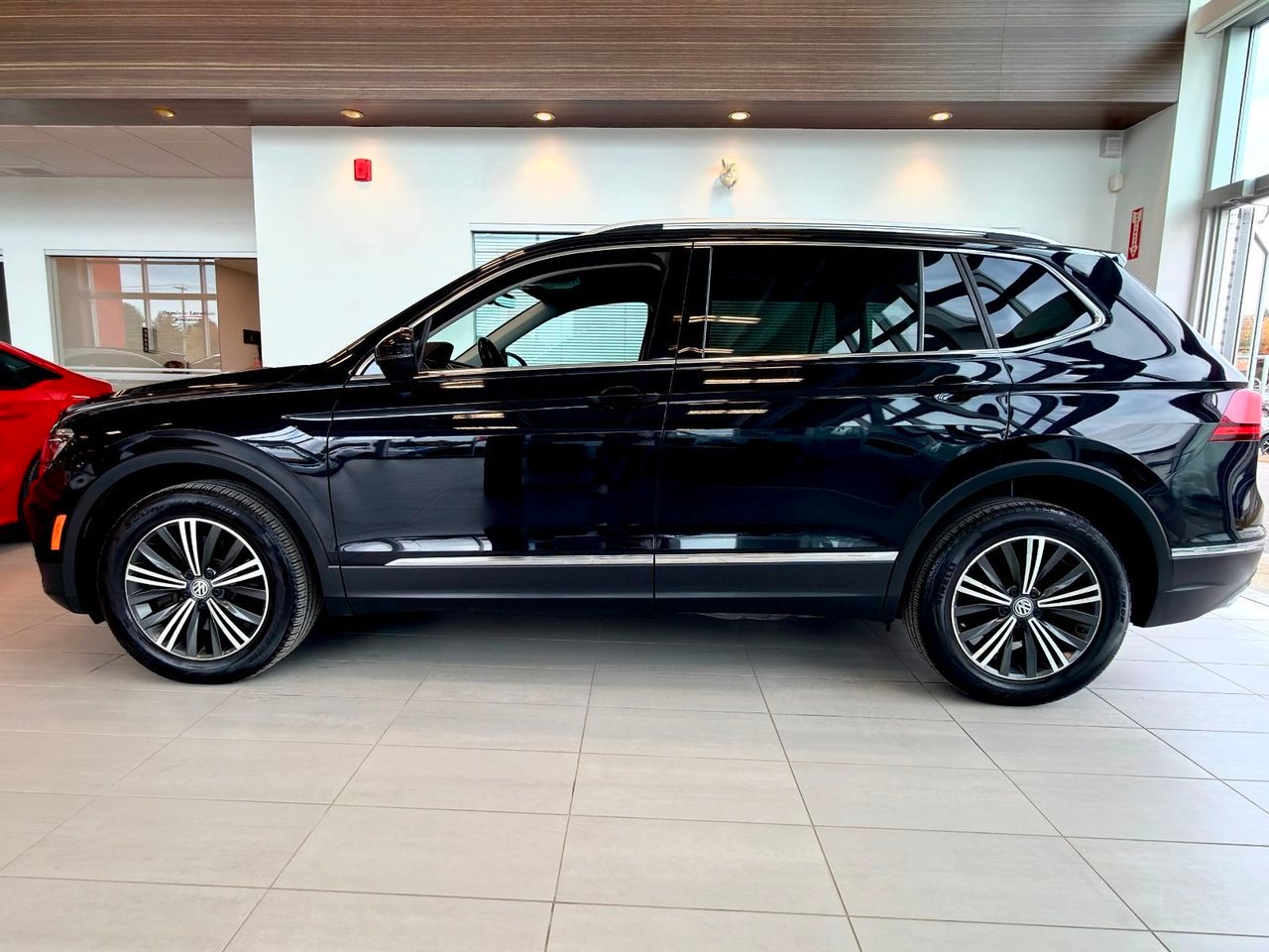 2018 Volkswagen Tiguan Black Notre-Dame-des-Prairies - photo #6
