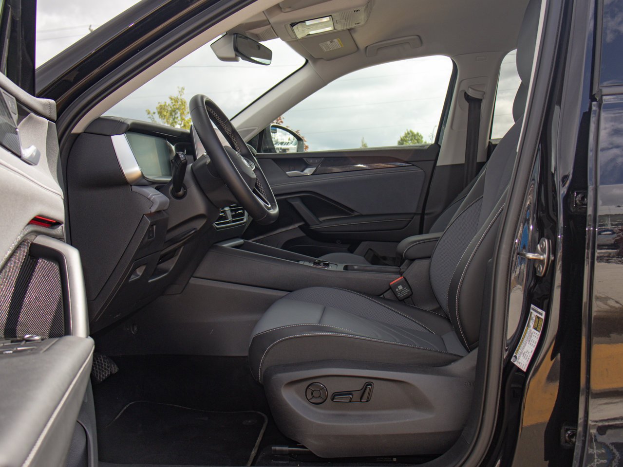 2026 Volkswagen Tiguan Comfortline 4MOTION Black Sherwood Park - photo #16